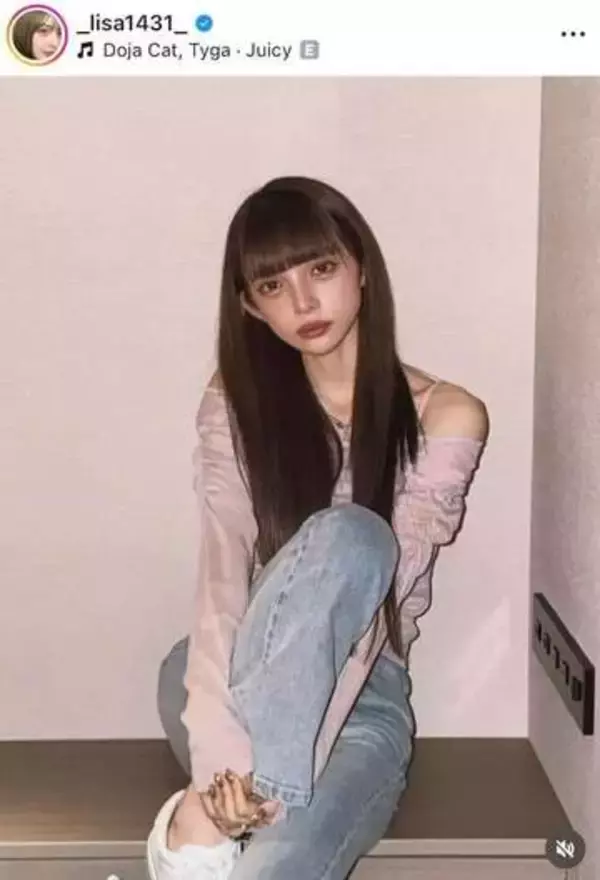 広島カープ・小園海斗のモデル妻、白ミニワンピでしゃがんだポーズにドキっ　「はあ、可愛すぎる」「ほんっっっとかわいい」