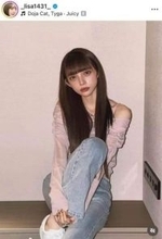 広島カープ・小園海斗のモデル妻、白ミニワンピでしゃがんだポーズにドキっ　「はあ、可愛すぎる」「ほんっっっとかわいい」