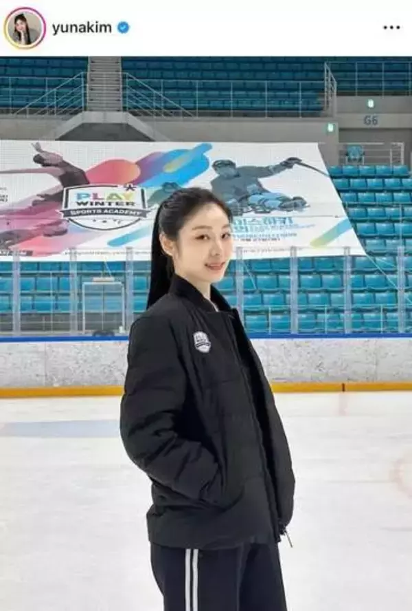 キム・ヨナ、ショーパン×ハイソックスで「激カワ」ショット...変わらぬ美貌にドキっ　「健康的で可愛い」