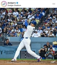 大谷翔平、ホワイトハウス執務室に招かれ...トランプ大統領と2ショット　贈られたコイン＆USAキャップを手に