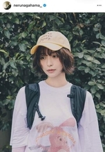 長濱ねる、私服トップス×黒ボトム姿で...かわいさ限界突破　ゆるふわボブヘアで笑顔ショット