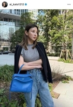加藤あい、ショーパン×Tシャツ＆爆イケなサングラス姿で...美しい虹をバックに　「超絶可愛い」「ただただ綺麗」
