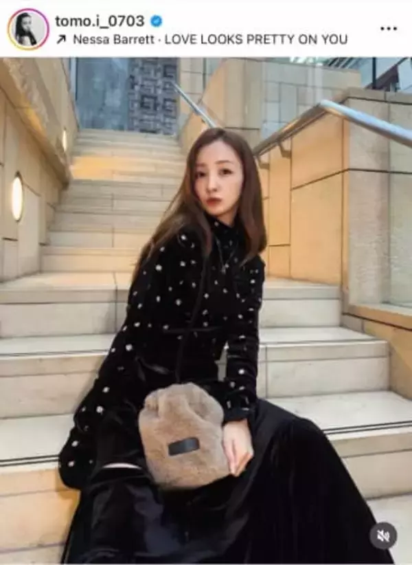 板野友美、紅白の超ミニ丈「激カワ」AKB48衣装ショット　「こんなにミニスカもお腹が出てるのも私だけ」