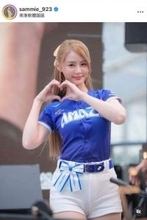 台湾の美女チア・サミー、超ミニ×パーカーのコーデで「激カワ」ショット　チア衣装と雰囲気変わって