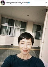 宮沢りえ、妖艶肩出し黒ドレス姿で色気ダダ漏れ...いくつになっても変わらぬ美貌にドキっ
