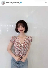 長濱ねる、肩出しノースリニットワンピで...美しい横顔にドキっ　膝をかかえてポージング