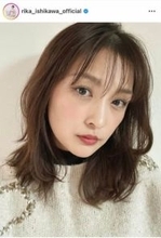 元「モー娘。」石川梨華、誕生日を報告　ミニワンピ×ヒールで色気ダダ漏れ...「41歳と思えない美しさ」