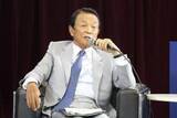 「麻生太郎副総裁、自民・最年少当選で話題の26歳議員と...ニッコリ笑顔でご機嫌　「ビックリするくらいのええ笑顔」」の画像1