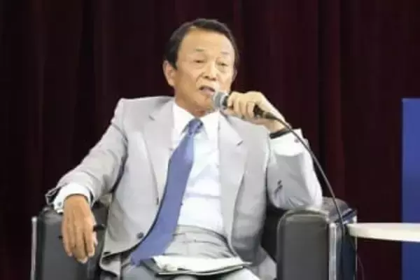 麻生太郎副総裁、自民・最年少当選で話題の26歳議員と...ニッコリ笑顔でご機嫌　「ビックリするくらいのええ笑顔」
