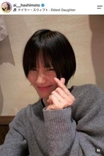橋本愛＆のん、13年ぶりにユニット「潮騒のメモリーズ」を復活　「あまちゃん」の二人が見せたポーズ