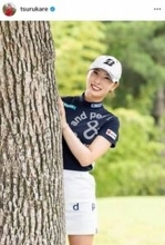 女子ゴルフの鶴岡果恋、オリックスのイケメン選手と結婚　純白ドレスで...顔寄せラブラブ2ショット