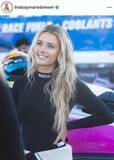 「美女レーサーのリンジー・ブルワー、へそ出しコーデで美貌ダダ漏れ...笑顔にキュン　衝撃の神スタイル」の画像1