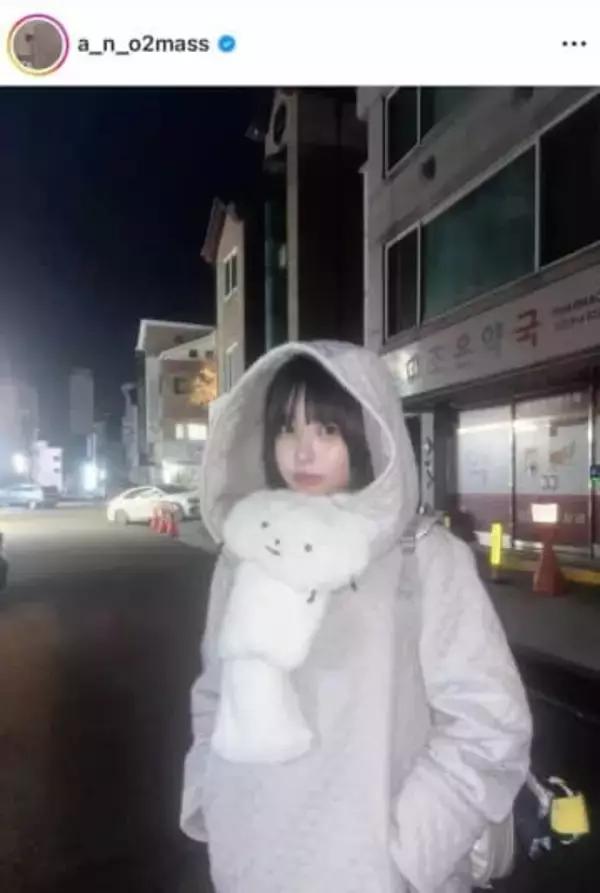 あのちゃん、グレーのミニ丈ワンピ×もふもふ厚底シューズで　遊園地楽しむ「激カワ」ショット