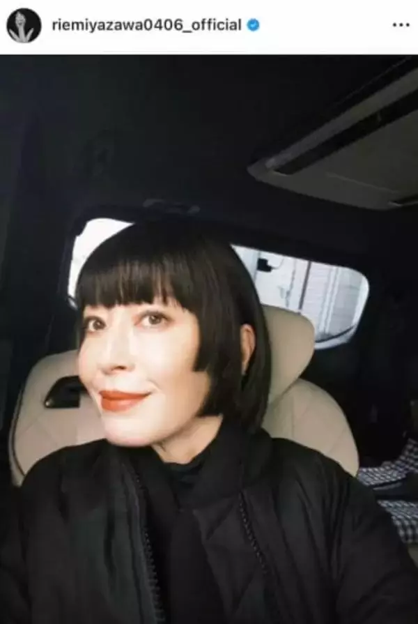 宮沢りえ、肩紐落ちた黒ロングドレスで色気ダダ漏れ　変わらぬ美貌ショットに...ドキっ