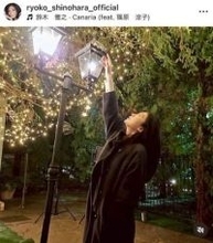 篠原涼子、リブニット＆デニムで...メイク落とす自然体オフショット　「今日も無事に撮影終了」