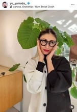 山田優、脚ながっ...肩出し黒トップス×ワイドデニムで神スタイル炸裂　爆イケなサングラスあわせかっこよすぎ