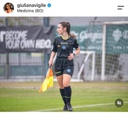 美女サッカー審判ジュリアーナ・ヴィジーレ、背中ざっくりドレス姿で色気ダダ漏れ　試合中とのギャップにドキっ