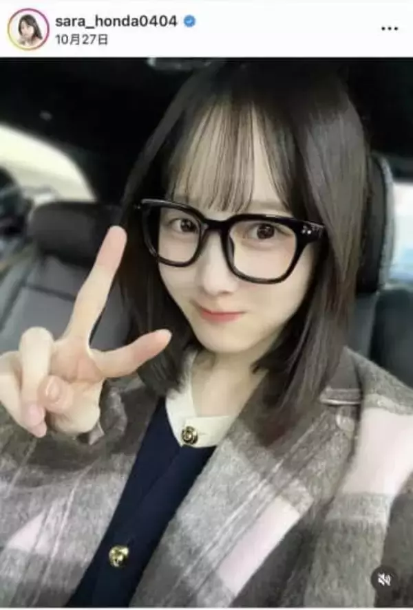 本田紗来、膝上フリルミニ×ふわもこアウターの「激カワ」コーデにドキっ　Xmasディズニー楽しむ