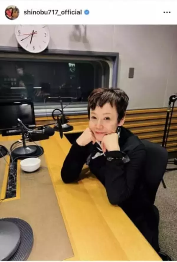 大竹しのぶ、赤チェック柄スカートのコーデで...笑顔にキュン　「若々しい可愛い」「ほんとに可愛い～」