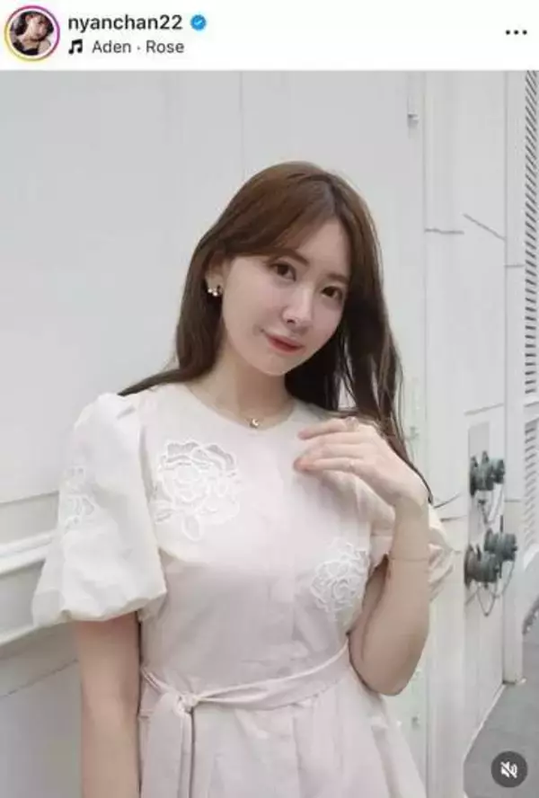 小嶋陽菜、肩出し花柄ノースリワンピでオトナの色気ダダ漏れ　「超絶最高に可愛い」「素晴らしいスタイル」