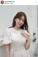 小嶋陽菜、肩出し花柄ノースリワンピでオトナの色気ダダ漏れ　「超絶最高に可愛い」「素晴らしいスタイル」