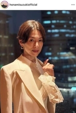 鈴木保奈美、白ノースリで京都を満喫...プリンに大喜びの笑顔にキュン　「なんて可愛いんでしょう」