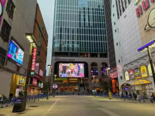 舞台に花を投げ込み「思わぬ事故につながる恐れ」、東宝が注意喚起　King Gnu井口理さん主演