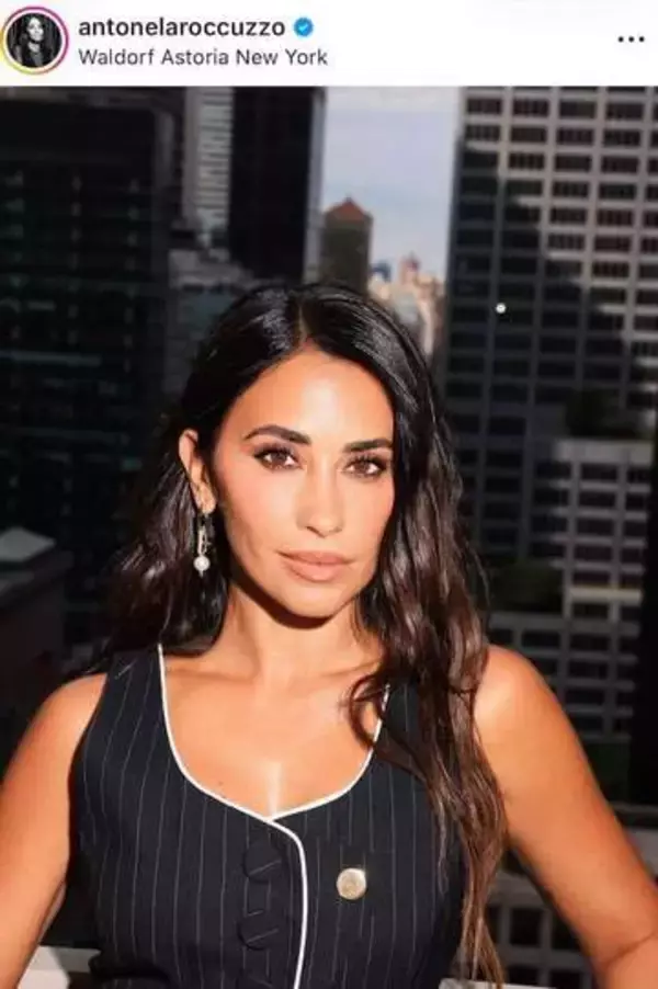 サッカー・メッシの美人妻、ヘソ出し＆アルゼンチン代表ユニ姿...神スタイル炸裂ショット　息子たちとW杯応援中