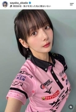 「役満ボディー」岡田紗佳、ピタッとカーディガン姿　「スタイルバツグン」「シンプルコーデが素敵」