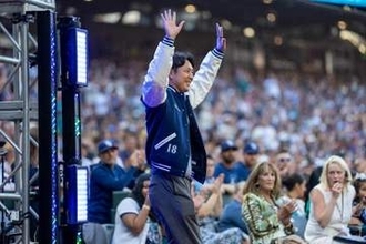 岩隈久志、美人妻とラブラブ2ショット...約24年前に結婚式をした場所で　「3歳の三女が写真を撮ってくれました」