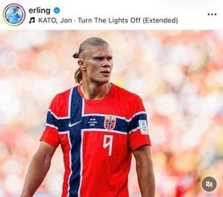サッカー・ノルウェー代表のハーランド、美女とラブラブ2ショット　NYの街中をバックにかっこよすぎ