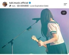 「素顔非公開」tuki．セーラー服姿でダイナミックなジャンプに反響　「すげぇ」「天使みたい」ライブ中にパシャリ