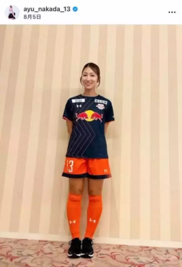 美女サッカー・仲田歩夢、髪おろして＆巻き髪カワイイ...ユニ姿と雰囲気変わって　「お洒落」「笑顔にキュン」