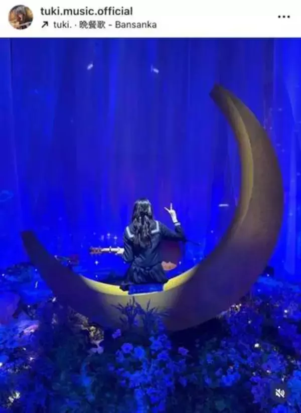 「素顔非公開」tuki．グレーのミニスカで...かわいさ限界突破　「ちなみに2キロ太りました」韓国満喫ショット