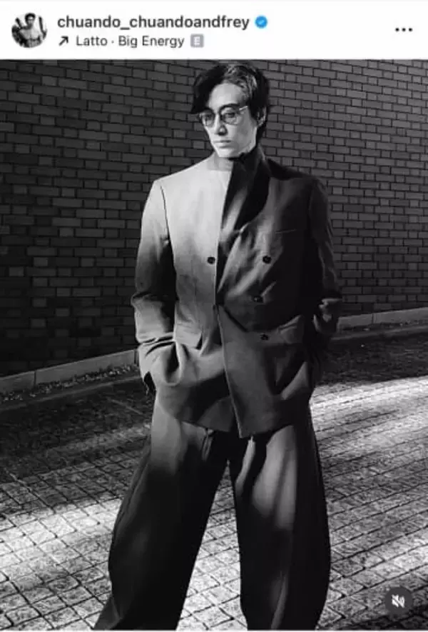 ホントに60歳...？チュアンド・タン、若々しいさわやか近影の衝撃　白シャツ姿でクールにたたずむ