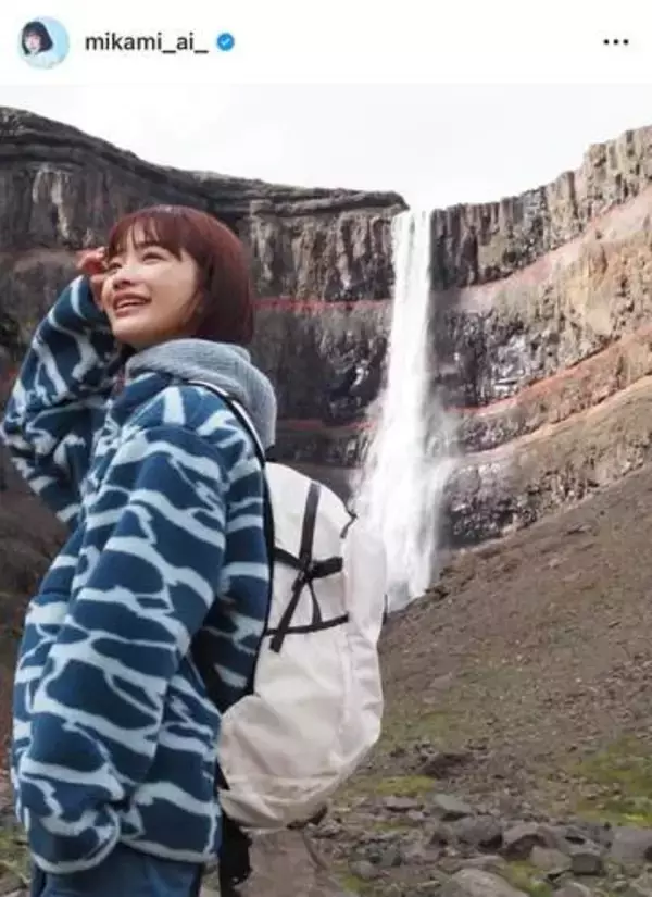 NHK朝ドラ「風、薫る」ヒロイン役・見上愛、淡いピンク色ワンピ姿で笑顔　「めっちゃ可愛い」「すごく上品」