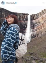 NHK朝ドラ「風、薫る」ヒロイン役・見上愛、淡いピンク色ワンピ姿で笑顔　「めっちゃ可愛い」「すごく上品」