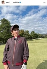 吉田沙保里、真っ白ミニスカウェアで...ゴルフのレッスンを　「めっちゃスタイルいい」「かわい～い！」