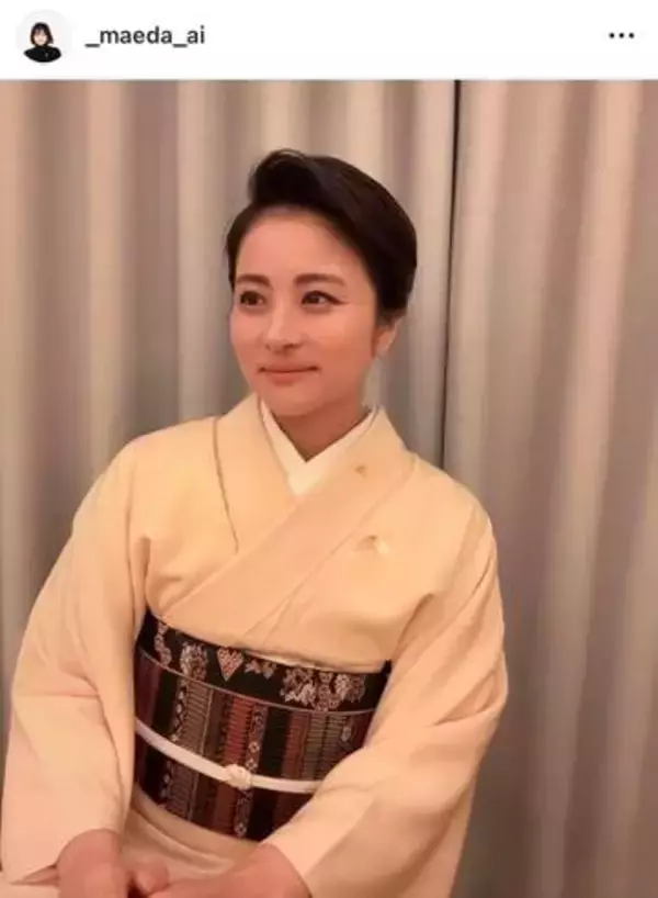 6代目・中村勘九郎の妻...前田愛、シアーなトップスあわせてニコっ...息子たちの入学式へ　「変わらず美しい」