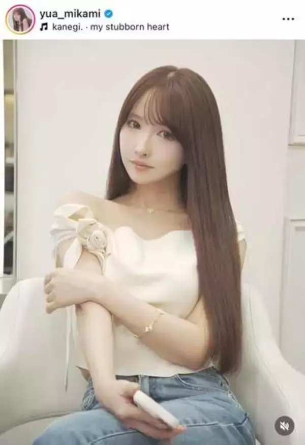 三上悠亜、ドット柄ミニ丈ワンピの「ゆあしふく」ショット　「超絶かわいい」「まるで天使」「美しい～」