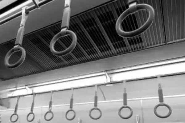 「キャーッ！」満員電車で突然のつかみ合い　駅に着いた瞬間まさかの事態が...帰宅ラッシュ時間に騒然