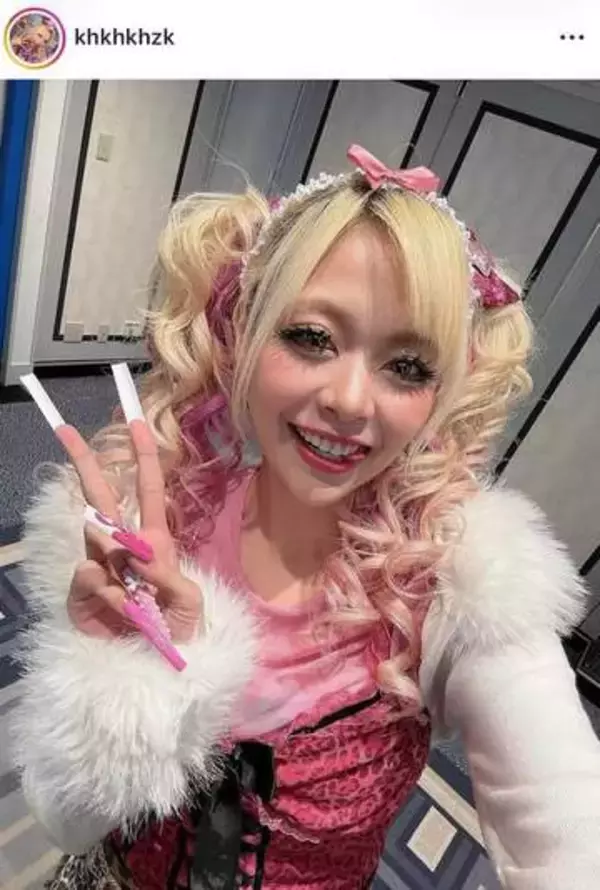 「誰かと思った！！」エルフ荒川、黒髪ロングで激変...キャミ姿で　「清楚もギャルも似合う」「色気増し増し」
