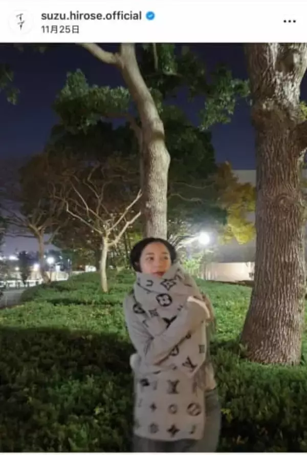 広瀬すず、「最近のオキニ」パーカー姿　フードかぶって...お茶目な表情の「激カワ」ショット