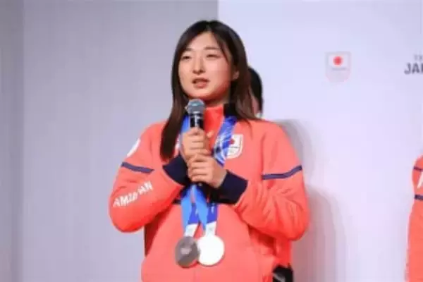 坂本花織、紙袋の中から取り出して...「やったー」大喜び　「リアクション可愛いすぎます」「笑顔が可愛すぎる」