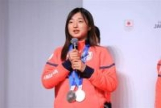 坂本花織、紙袋の中から取り出して...「やったー」大喜び　「リアクション可愛いすぎます」「笑顔が可愛すぎる」