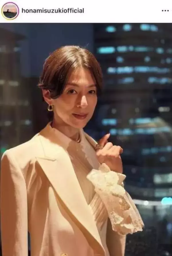 鈴木保奈美、肩出しノースリーブのブラックコーデで...変わらぬ美貌にドキっ　「綺麗すぎる！」「お美しい！」