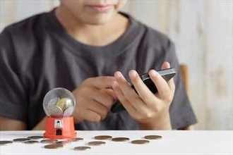 「少し遊ばせただけなのに」孫にスマホを貸した70代祖母　わずか1時間で膨らんだ「11万円超」課金の落とし穴
