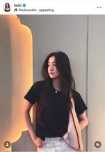 キムタク＆静香の次女Koki，レースのキャミあわせて美貌ダダ漏れ　あごに手を添え...美しい横顔ショット