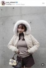 三上悠亜、ミニ丈×ブーツの冬コーデで...片足上げポーズを　「女神」「かわい～」異次元の美貌