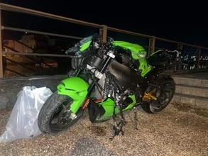 大型バイクが転倒し対向車線の車に衝突　20代男性が大けが【徳島】